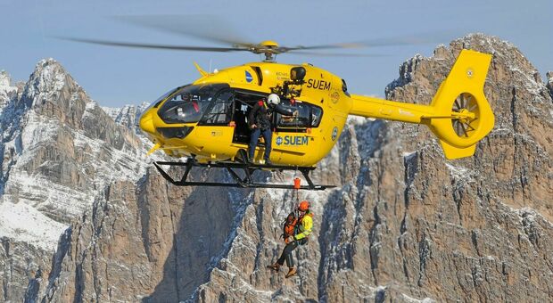 Vola per 15 metri da una parete di roccia: grave escursionista 62enne
