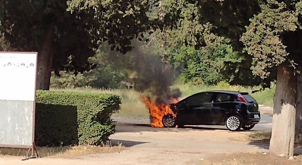 Auto prende fuoco al cimitero di Vazia Il video