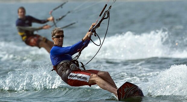 Un appassionato impegnato nel kitesurf, variante del surf.