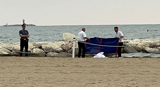 Lido di Venezia, morto giovane turista spagnolo: era entrato in mare per fare il bagno ed è stato travolto dalle onde.