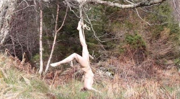 'Eva' in trappola nuda e appesa a un albero: la disavventura dell'artista diventa virale