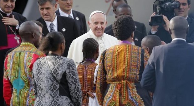 Papa Francesco è atterrato a Nairobi prima tappa del viaggio in Africa