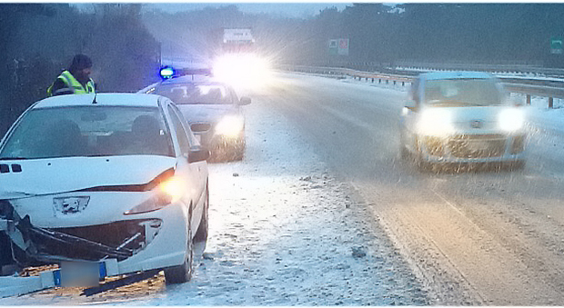 Due veicoli fermati contromano in autostrada nei giorni della neve