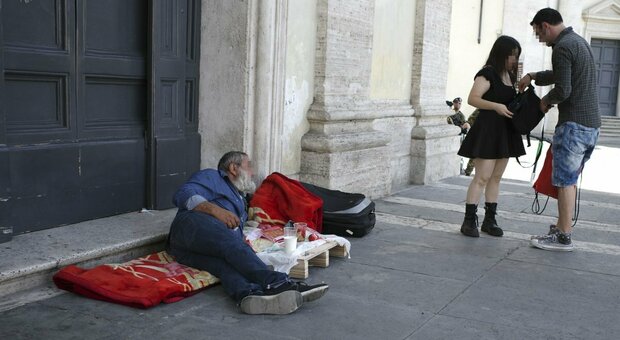 Roma, dormitorio piazza del Popolo, l'appello del parroco: «Non se ne può più»