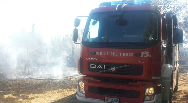 Nettuno, incendio raggiunge le case: morta una donna