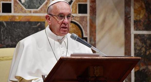 Papa Bergoglio abbraccia i familiari delle vittime dell'attentato a Dacca