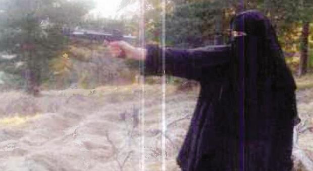 Foto d'archivio che ritrae Hayat Boumeddiene, la moglie del terrorista di Parigi Coulibaly (Ansa)