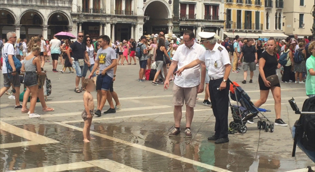 Acqua alta a San Marco, i bimbi si tuffano poi arriva il vigile e scoppia il pianto