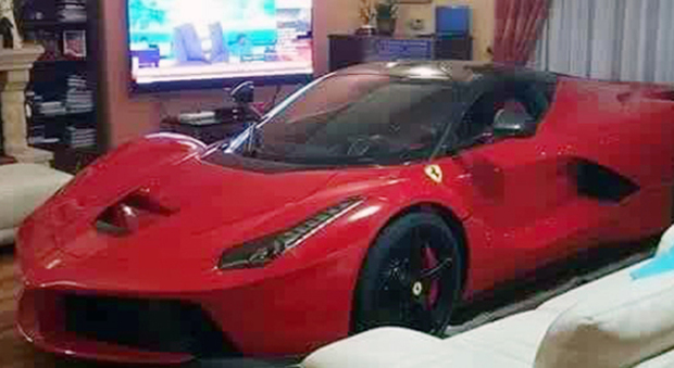 La Ferrari può arrivare al centro dell'abitazione grazie ad un'apertura nella parete esterna dotata di serranda a movimento elettrico