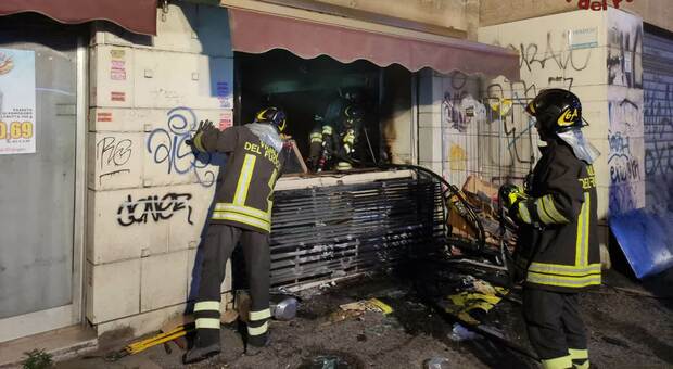Roma, incendio in un supermercato nella notte: il locale quasi completamente distrutto