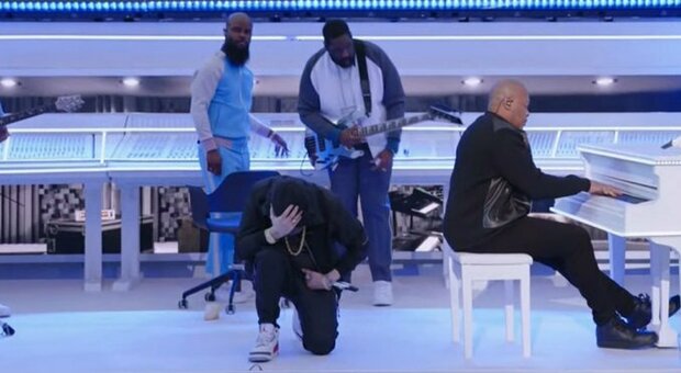 Super Bowl, Eminem in ginocchio contro il razzismo: la performance del rapper nella notte del trionfo dei Rams