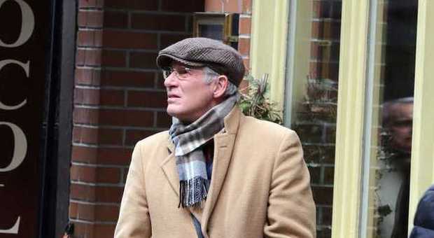 Richard Gere irriconoscibile a New York: cappello e occhiali da vista sul set del nuovo film