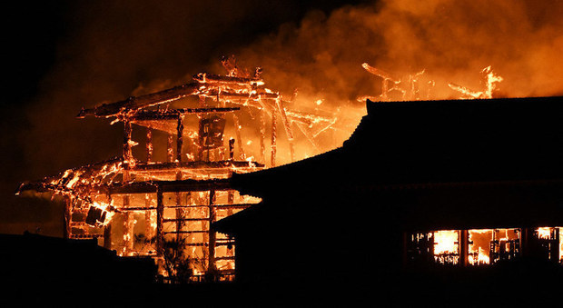 In fiamme il castello di Shuri patrimonio mondiale dell'Unesco: distrutto il simbolo di Okinawa