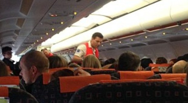 Terrore sul volo EasyJet Londra-Napoli: enorme vuoto d'aria. Hostess batte la testa e sviene, ferito uno steward