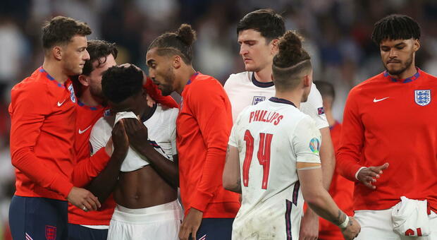 Inghilterra, insulti razzisti ai giocatori: individuati e arrestati quattro tifosi. E Saka attacca Facebook, Instagram e Twitter