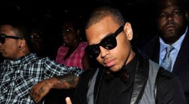 Nuovo processo per Chris Brown, il cantante davanti al giudice per rissa