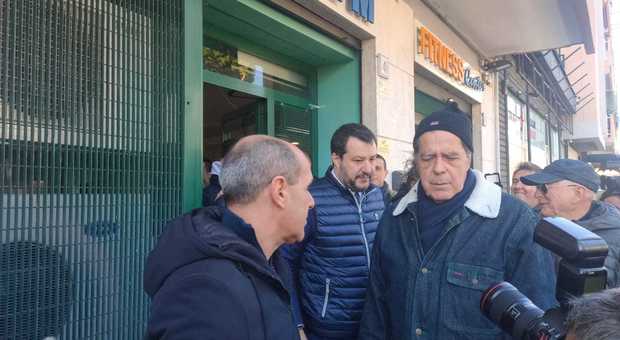 Ostia, Salvini tra i residenti delle case comunali costretti al freddo «per colpa del Comune»