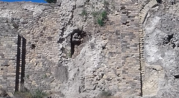 Nuovi crolli nell'area degli Scavi di Pompei: sbriciolata la parete a est delle Terme del Sarno