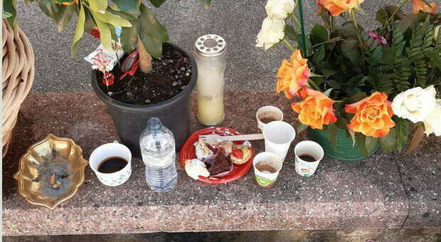 Caffè, sigarette e pasticcini sulla tomba del defunto: il banchetto in cimitero dei Rom