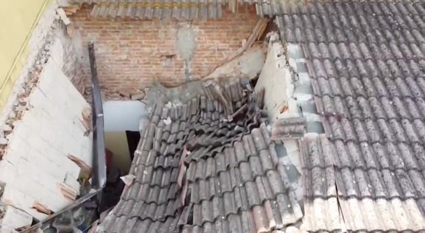 Il tetto crollato alla scuola di Scardovari