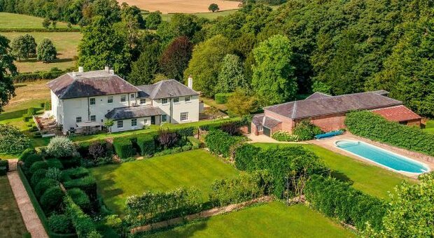 Jane Austen, in vendita la villa georgiana con parco e piscina: quanto costa vivere alla Bridgerton