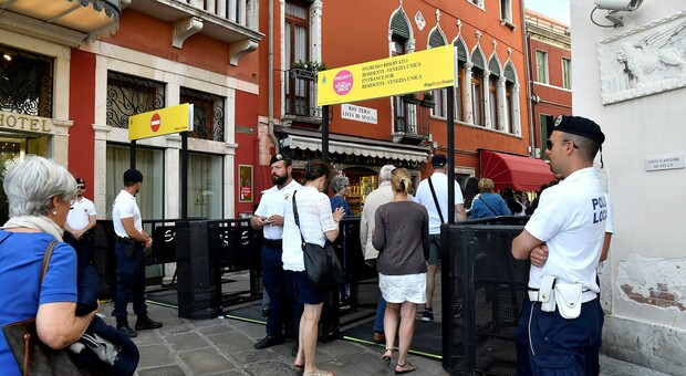 Venezia, 5 euro per l'accesso nei "giorni caldi", ma spariranno i tornelli