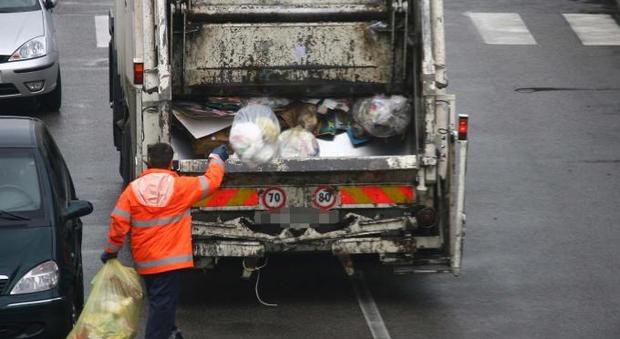 Uomo muore investito dal camion dei rifiuti: "30 minuti sotto il mezzo"