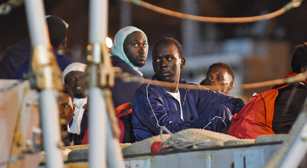 Diciannovesimo sbarco a Salerno arrivano 526 migranti | Video