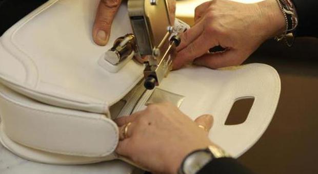 Un maestro artigiano da Gisa per personalizzare le borse Gucci