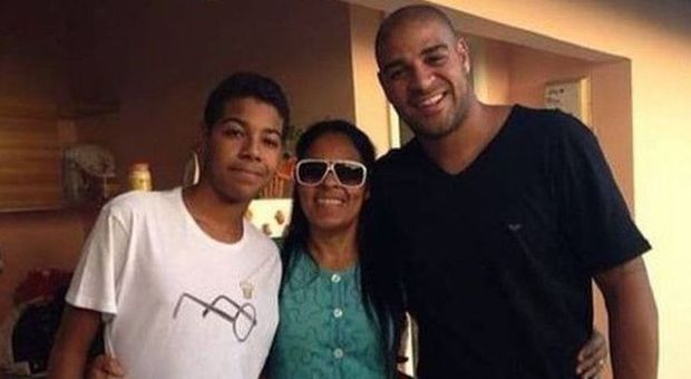 Adriano senza più un soldo: vende casa e torna nella favela di Vila Cruzeiro