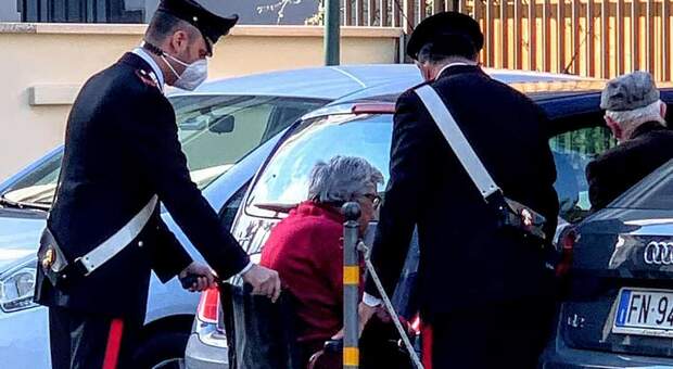 Santuario di Pompei, lo scatto virale: i carabinieri aiutano un'anziana disabile