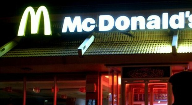Va al McDonald's e spara a un impiegato: «Le patatine sono fredde». Lui è in coma