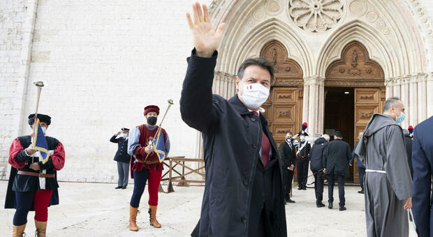 «La pandemia ci ha fatto sentire "Fratelli tutti"», Conte cita il Papa e saluta Assisi