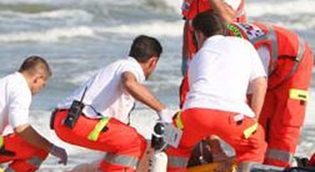 Taranto, papà di 39 anni salva i due figli, ma poi viene trascinato al largo e annega