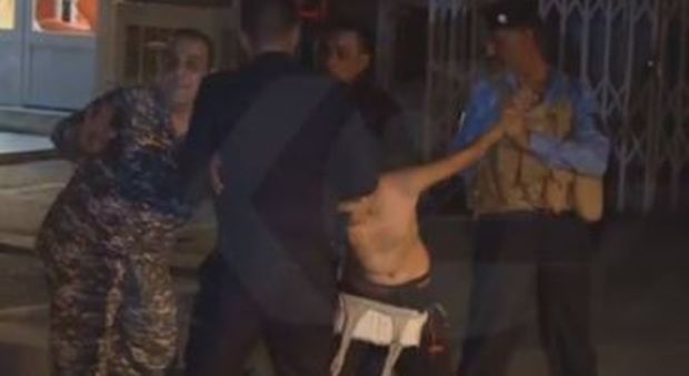 Iraq, fermato baby kamikaze prima che si facesse saltare in aria: sotto la maglia di Messi cintura esplosiva