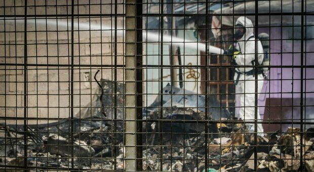 Incendio campo rom a Napoli, 33 famiglie ospitate in un centro comunale