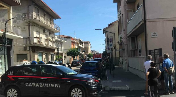 Dopo la lite con la vicina, si barrica in casa e lancia coltelli al balcone: blitz dei carabinieri (Foto Newpress)