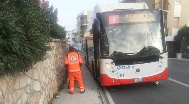 Scontro tra un bus e un furgone in via Ascoli Piceno ad Ancona: due passeggere in ospedale