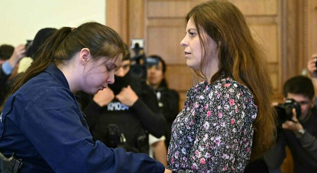 Ilaria Salis, accuse e processo: chi è la maestra di Monza portata in aula con i ceppi a Budapest