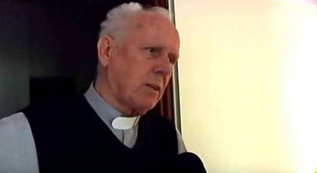 Don Gino, il prete che giustifica la pedofilia: «Spesso sono i bimbi che cercano affetto» /Guarda il video