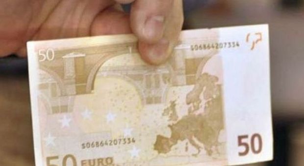 Acquisti minimi e mega resti: la mandrakata degli euro falsi