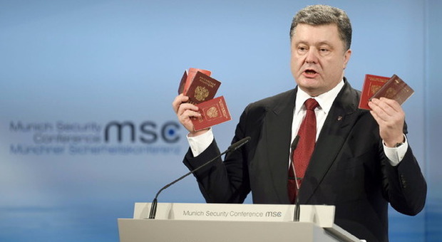 Il presidente Ucraino mostra i passaporti dei militari russi trovati