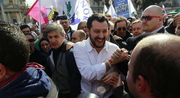 Lega a Roma, Salvini: «Renzi è il servo sciocco di Bruxelles»