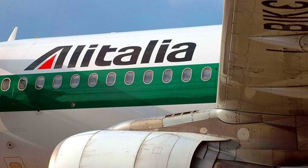 Alitalia, il futuro dopo il commissariamento. Calenda: "Voli garantiti ma no salvataggio Stato"