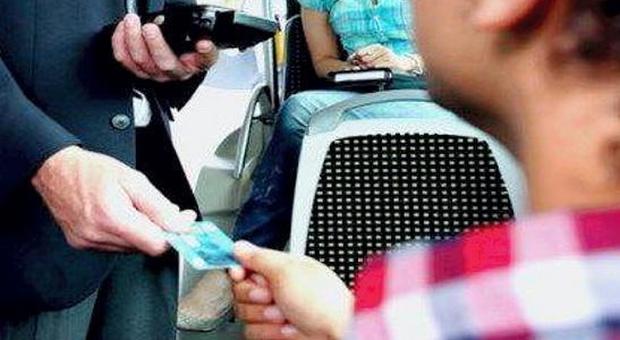 Biglietto del treno timbrato 4 volte: passeggera storce il dito al controllore trevigiano