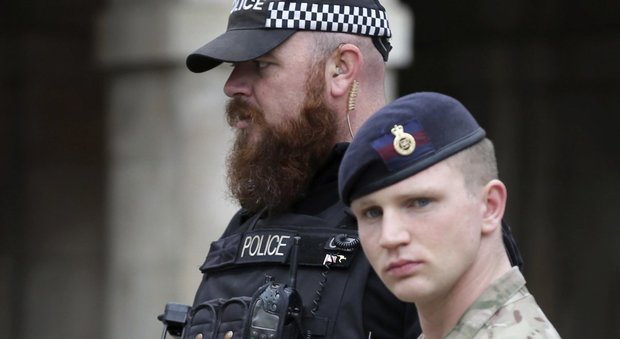 Attentato di Londra, blitz della polizia nel Surrey. Rudd: «Ordigno potenzialmente micidiale»