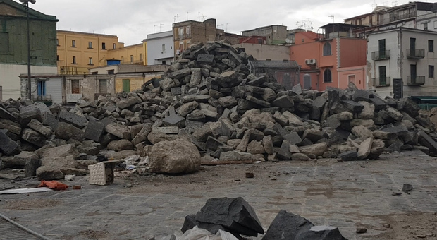 Basoli vesuviani ammassati nel cantiere di piazza Mercato