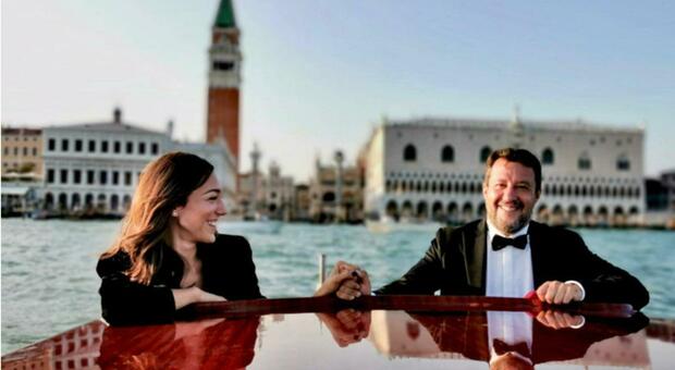 Matteo Salvini in smoking a Venezia: «È per Francesca». E scatta il bacio