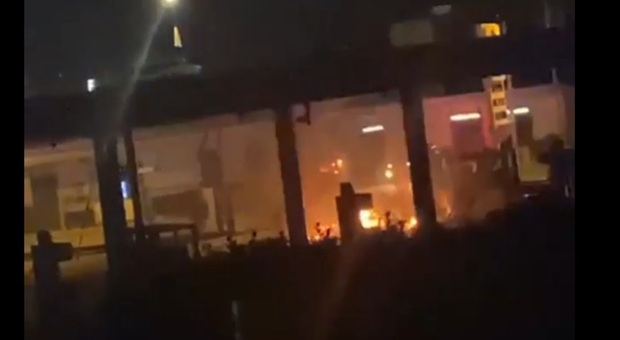 Esplosione dal benzinaio, in fiamme la stazione di gpl: panico e paura