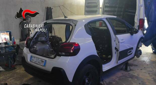 Riciclaggio di auto rubate, scovata a Napoli officina per smontarle. Il proprietario aveva installato diversi antifurti Gps